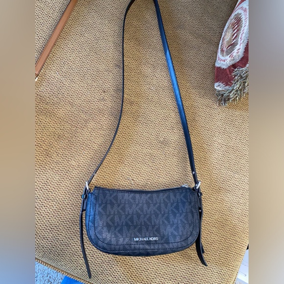 Michael Kors Crossbody purse - Picture 2 of 7